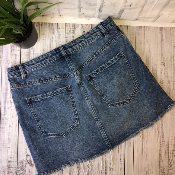Free People front zip jean mini skirt. Size 30 - Picture 2 of 6